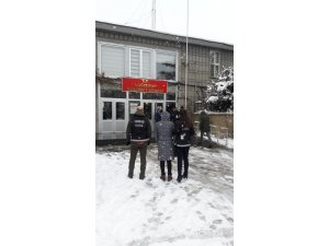 Kars’ta esrarı vücuduna saran kadın yakayı ele verdi