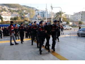 Alanya’da operasyonda yakalanan 17 şüpheli adliyede