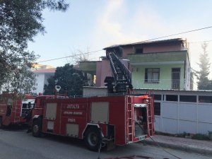 İtfaiye merkezi yakınlarında çıkan çatı yangını büyümeden söndürüldü