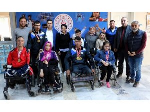 İl Müdürü Öztürk şampiyon sporcuları ödüllendirdi