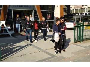 İzmit’te fuhuş pazarlığına gelen şahsı gasp eden 5 kişi tutuklandı