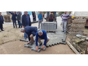 AK Partili Başkan Adayı Karakuş, seçim çalışmasını bırakıp parke döşedi