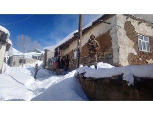 Jandarmadan şafak operasyonu