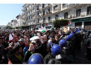Cezayir’de sivil halk polisleri korudu