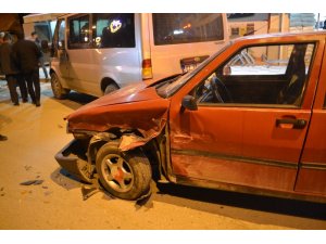 Şuhut’ta trafik kazası -Trafik kazasında maddi hasar meydana geldi