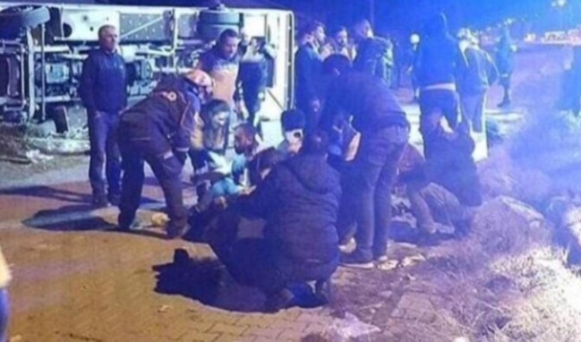 Taraftarları taşıyan otobüs kaza yaptı: 2 ölü 24 yaralı...