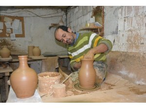 Karı-koca çamuru sanat eserine dönüştürüyor