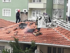 Gebze’de iki katlı evin çatısında çıkan yangın korkuttu