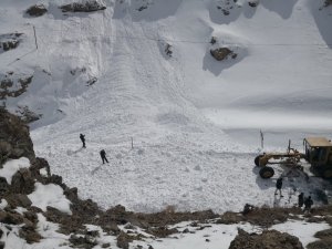 Van-Çatak kayoluna çığ düştü