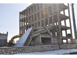 İntihar girişimlerinin adresi olan bina yıkıldı