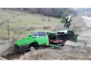 Hurdaya dönen otomobilden sağ çıktılar