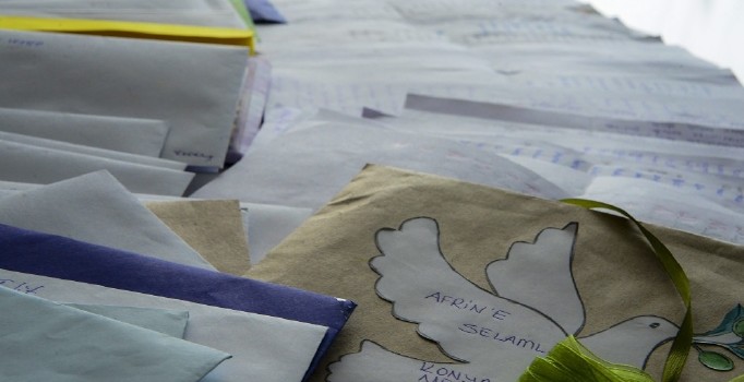 Öğrencilerden Mehmetçik'e mendilli mektup