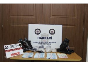 Ayakkabının tabanında 1 kilo 14 gram metamfetamin ve bin 850 TL para çıktı