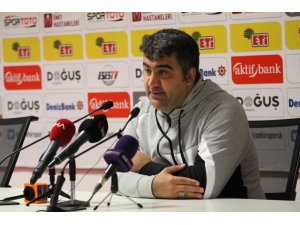 Ümit Özat: “Takım olmayı başarabilirsek önümüz daha çok açılır”