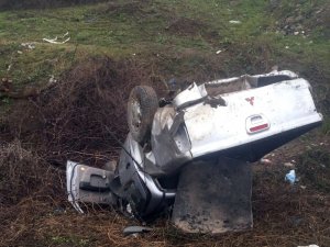 Otomobil şarampole uçtu, nişanlı çift ölümden döndü