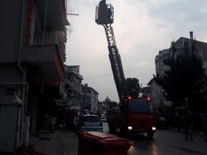 Dumanların sardığı binada mahsur kalanları itfaiye kurtardı