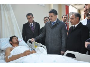 Bakan Pakdemirli, yaralı çobanı hastanede ziyaret etti