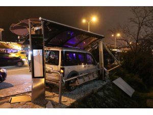 Maltepe’de hafif ticari araç otobüs durağına girdi: 1 ölü