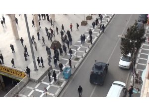 Kent meydanında tekme tokat kavga anı kamerada