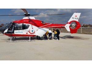 Kalp krizi geçiren yaşlı adam ambulans helikopterle hastaneye götürüldü