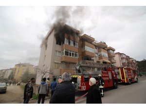 5 katlı binada çıkan yangın daireyi kullanılamaz hale getirdi