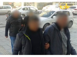 Kuşadası’nda aranan 2 zanlı polis tarafından yakalandı
