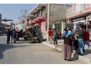 İzmir'de traktör römorku devrildi: 9 yaralı