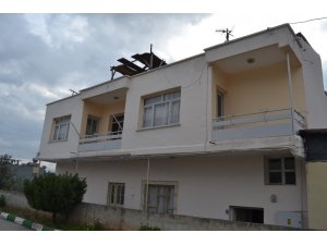 Tartıştığı eşini oğlunun gözü önünde bıçakladı