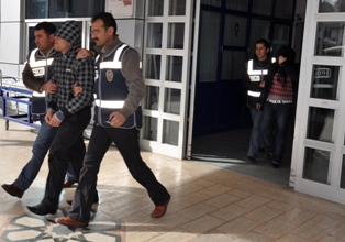Kız kardeşini rehin bıraktı