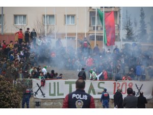Bilecik- Osmaneli maçında ses bombası patladı : 1 yaralı
