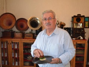 Zeki Müren'le başladı yaklaşık 2 bin taş plak biriktirdi