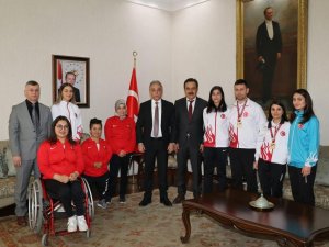 Şampiyonlar ödüllendirildi