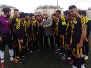 Seydişehir Belediyespor kupasını aldı