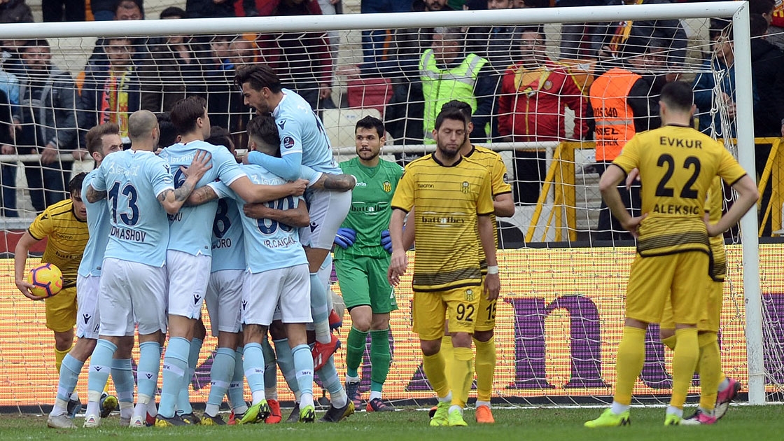 Medipol Başakşehir şampiyonluğa koşuyor