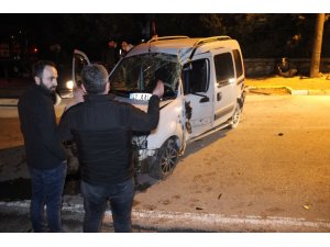Kontrolden çıkan hafif ticari araç, önce duvara sonra elektrik direğine çarptı: 2 ağır yaralı