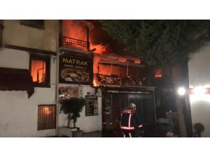 Ankara Hamamönü’nde bulunan bir kafede yangın çıktı. İtfaiye ekiplerinin yangını söndürme çalışmaları sürüyor