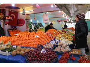 Manavlar, tezgahları yeni meyvelere hazırlıyor