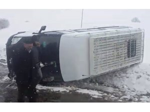 Bingöl’de öğrenci servisi devrildi: 5 yaralı