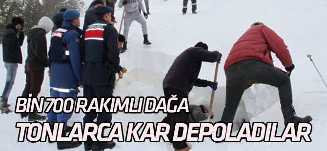 Bin 700 Rakımlı Dağdaki Deliğe Kar Depoladılar