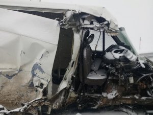 Kaçak göçmenleri taşıyan minibüs kaza yaptı: 22 yaralı