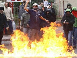 Polisle çatışan çocuğa anne tokadı