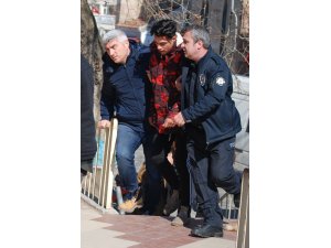 Amcasının oğlunu 17 yerinden bıçaklayarak öldürdü