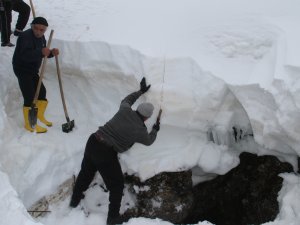 Bin 700 rakımlı dağdaki deliğe kar depoladılar