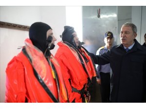 Bakan Akar, Gölcük Tersanesi’ni ziyaret etti