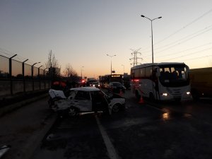 Ters yönde giden taksi kamyona ve minibüse çarptı: 4 yaralı