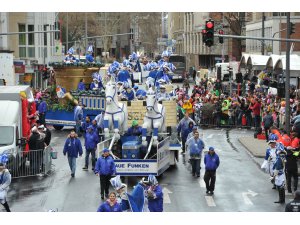 Almanya'da "5. Mevsim" karnaval geçidi yapıldı