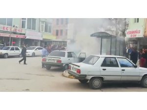 Bagajındaki yangın söndürücü sayesinde aracını yanmaktan kurtardı