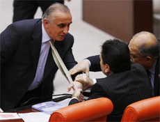 Vekilin kravatına böyle yapıştı