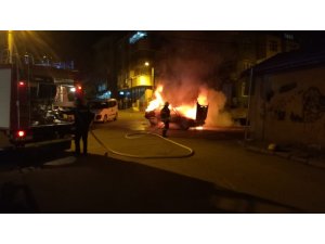 Seyir halindeki araç alev alev yandı