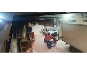 Marketten çıkan adamla kaldırımda seyreden bisikletli böyle çarpıştı